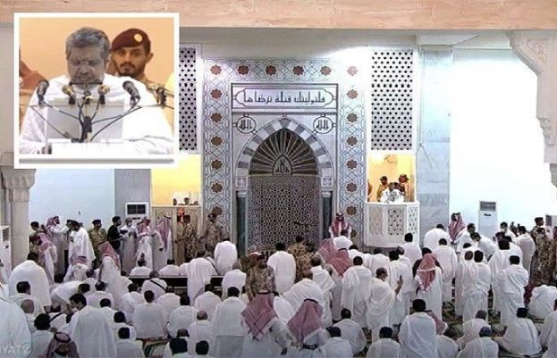 شیخ محمد بن عبد الکریم خطبہ حج دے رہے ہیں