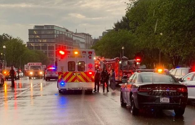 وائٹ ہاؤس کے شمال میں واقع ایک پارک میں گزشتہ شب آسمانی بجلی گرنے سے 4 افراد کی حالت تشویشناک ہے۔