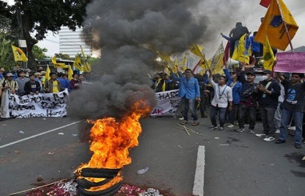 انڈونیشیا میں پٹرول کی قیمت میں اضافہ پر ہنگامے پھوٹ پڑے