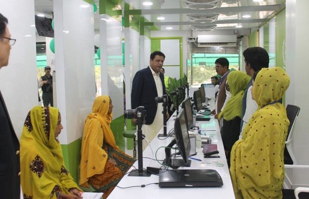 چئیرمین نادرا طارق ملک کا بلوچستان کے ضلع حب میں جدید خطوط سے آراستہ نادرا سینٹر کا دورہ