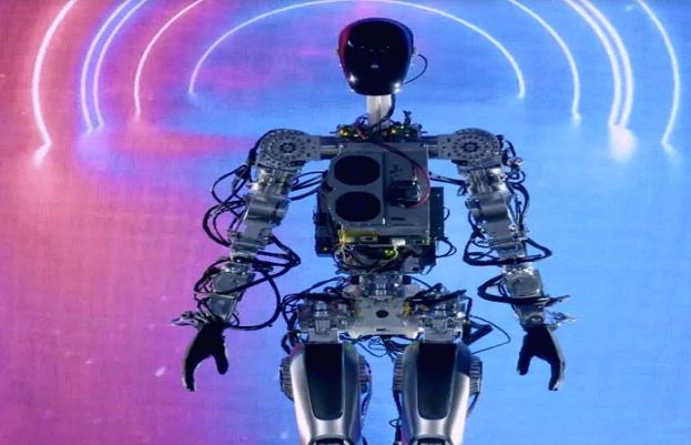  انسان نما روبوٹ ’اوپٹیمس‘ کی ریمپ پر واک