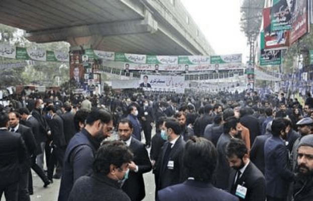 لاہور: وکلاء کے یونیفارم میں ملبوس افراد کی فائرنگ