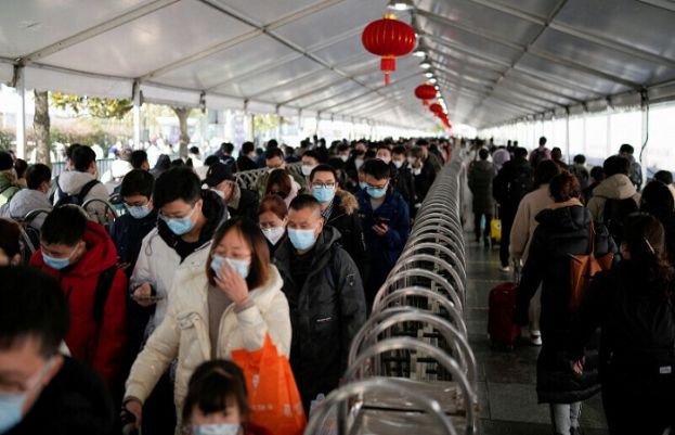 Chinese city-dwellers head to hometowns as holidays raise Covid stakes