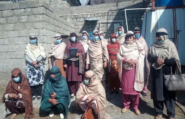 گلگت: منفی 7 ڈگری میں لیڈی ہیلتھ ورکرز کا دھرنا جاری