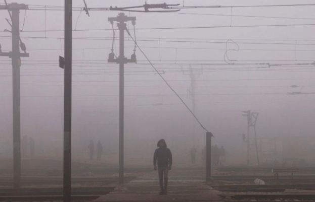 Delhi fog delays flights, cold wave closes schools