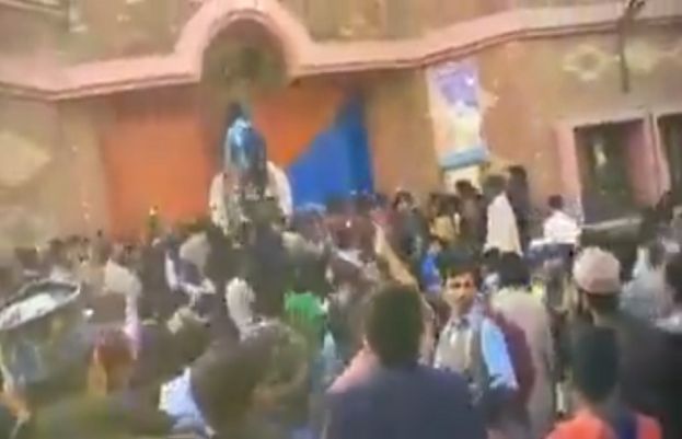 مشتعل ہجوم کو پولیس اسٹیشن کا دروازہ توڑتے ہوئے