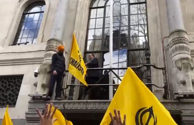 سکھوں نے لندن میں بھارتی ہائی کمیشن پر خالصتان کا پرچم لہرا دیا