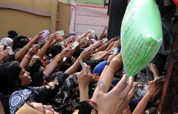 مفت آٹا پوائنٹ کا گیٹ کھلنے پر رش کے باعث بھگدڑ مچ گئی