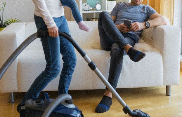 بیوی سے بلا معاوضہ گھریلو کام کروانے والے شوہر کو 2 لاکھ یورو ادا کرنے کا حکم