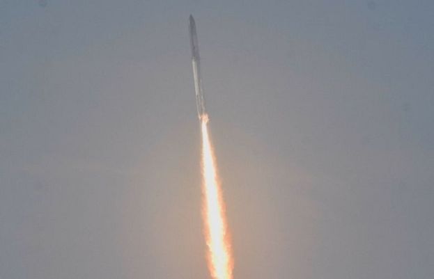 ایلون مسک کی کمپنی کا طاقتور ترین راکٹ فضا میں دھماکے سے تباہ ہو گیا