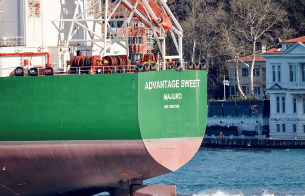 ایران نے خلیج عمان سے ایک آئل ٹینکر قبضے میں لے لیا