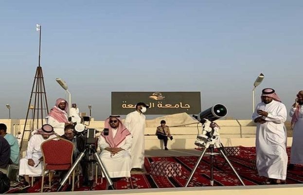 سعودی عرب کے وسطی علاقے تمیر اور حوطہ سدیر میں چاند نظر آگیا ہے۔
