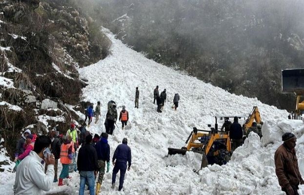 India avalanche kills 7 on road to Tibet, more trapped
