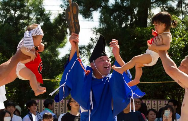 جاپان میں ننھے بچوں کو رونے پر کیوں مجبور کیا جاتا ہے؟