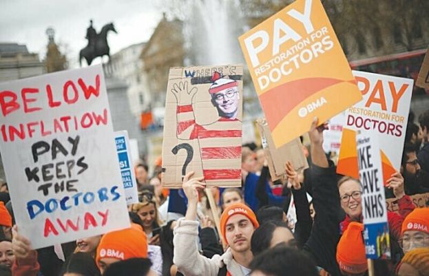 برطانیہ میں 4 روز سے ڈاکٹرز کی ہڑتال سے صحت کا نظام بیٹھ گیا