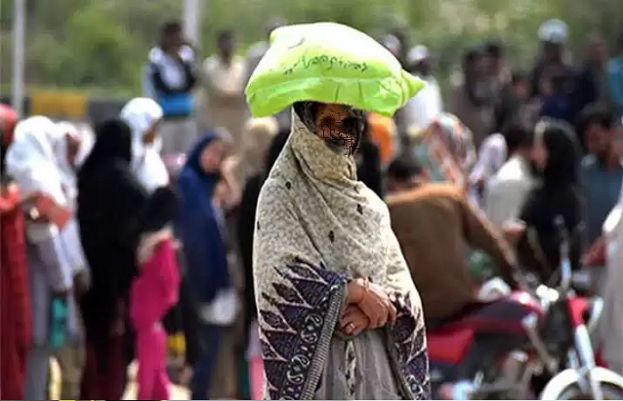 مظفرگڑھ میں مفت آٹا لے جانیوالی خاتون راستے میں دم توڑ گئی