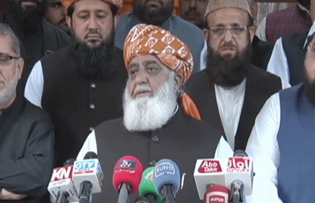 پاکستان ڈیموکریٹک موومنٹ (پی ڈی ایم) سربراہ مولانا فضل الرحمٰن میڈیا سے گفتگو کر رہے ہیں