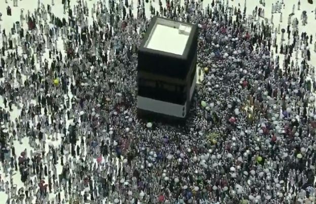 عازمین طواف کعبہ میں مصروف