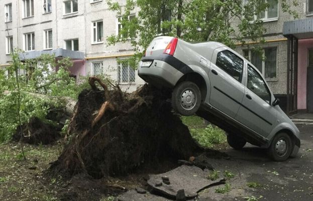 ماسکو میں طوفانی ہوائیں اور موسلا دھار بارش سے 10 افراد ہلاک ہو گئے ہیں