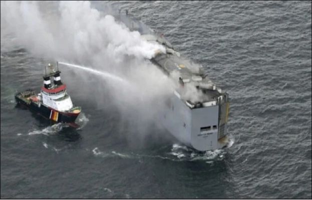 3 ہزار گاڑیوں سے لدے بحری جہاز میں آگ لگ گئی