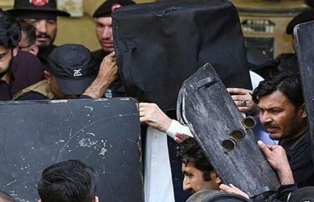 لاہور کے تھانہ قلعہ گجر سنگھ میں انچارج انویسٹی قلعہ گجر سنگھ محمد سرور کی مدعیت میں عمران خان کے خلاف رپٹ درج کی گئی۔