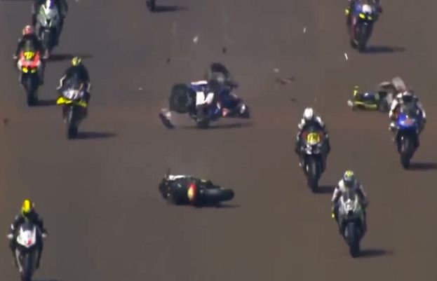 بائیک ریسنگ کے دوران خوفناک حادثے کی ویڈیو وائرل