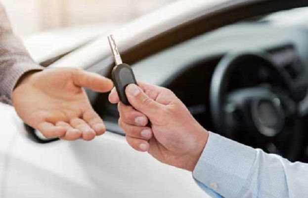 ٹیچر نے 10 لاکھ پاؤنڈ کی کار تحفے میں دے دی 