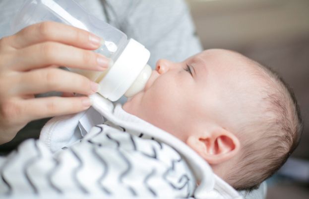 خاتون نے نوزائیدہ بچے کو چپ کروانے کیلئے فیڈر میں شراب بھر کر پلادی