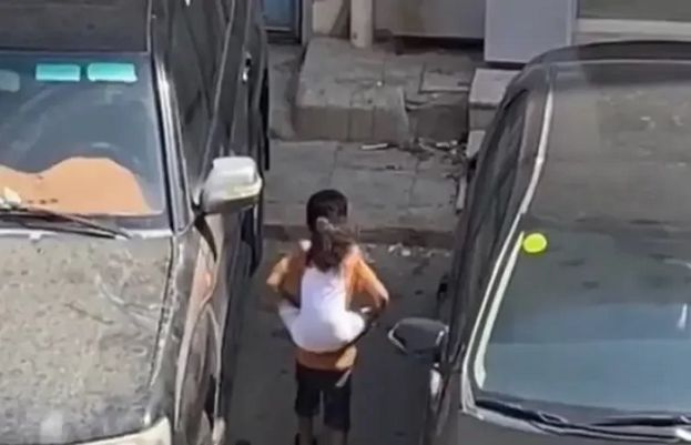 جوتوں سے محروم بہن کیلئے بھائی کی محبت نے دیکھنے والوں کے دل گداز کردیے