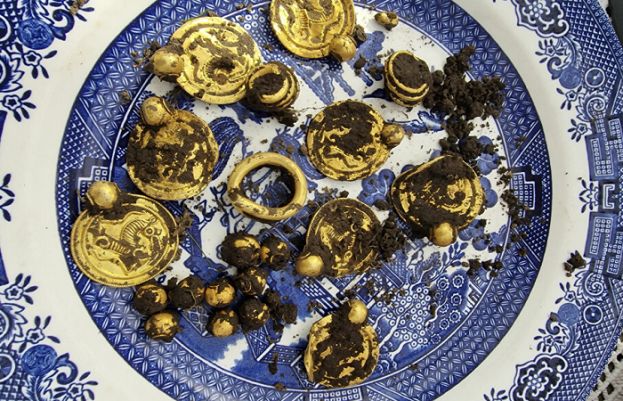 میٹل ڈیٹکٹر استعمال کرنے والا شخص کو صدیوں پرانا خزانہ مل گیا