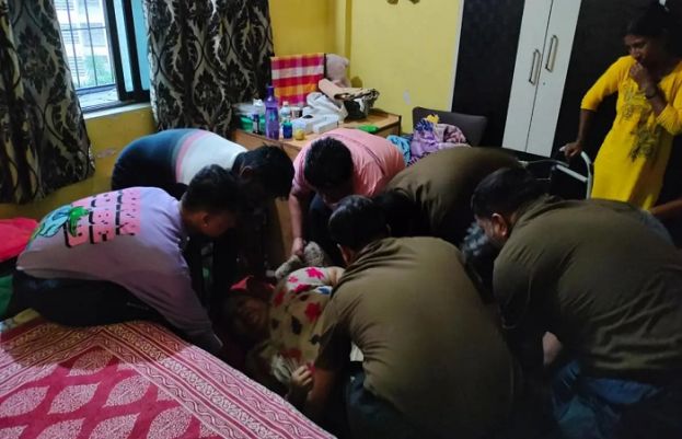 بیڈ سے گرنے والی 160 کلو وزنی خاتون کو اٹھانے کیلئے ریسکیو اہلکار طلب