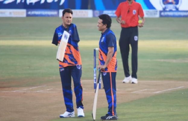 ٹنڈولکر نے دونوں ہاتھوں سے معذور عامر لون کی عزت افزائی کرکے دل جیت لیے