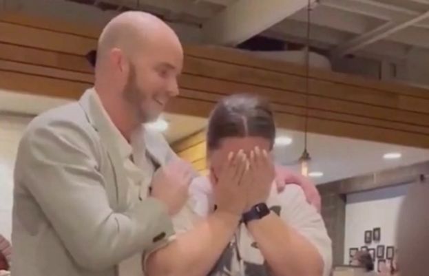 12 لاکھ روپے ٹپ وصول کرنے پر ہوٹل انتظامیہ نے ویٹریس کو نوکری سے ہی فارغ کر دیا۔