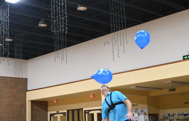 838 سیکنڈ تک سر سے دو غبارے ہوا میں اچھالنے کا انوکھا ریکارڈ