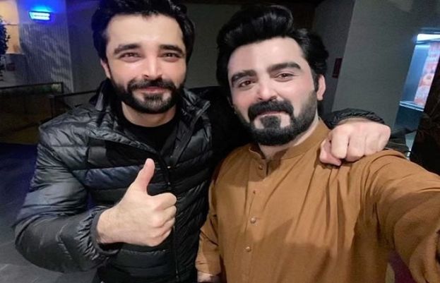 معروف اداکار حمزہ علی عباسی نے اپنے ہمشکل ٹک ٹاکر یاسر عمار سے ملاقات کرکے اُن کی خواہش پوری کردی